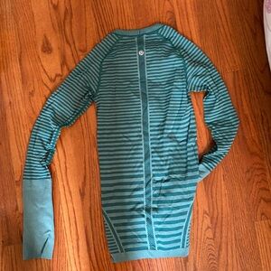 Lululemon workout long sleeve shirt